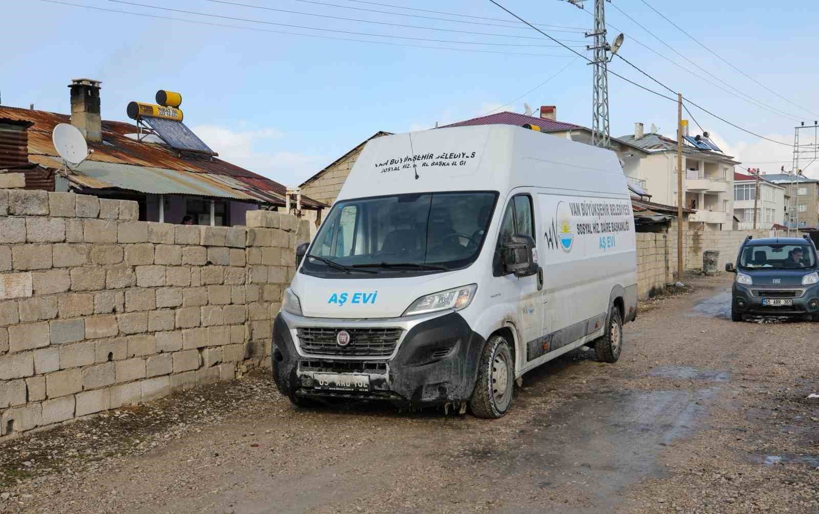 Van Büyükşehir Belediyesi aşevi ilk iftar yemeklerini dağıttı