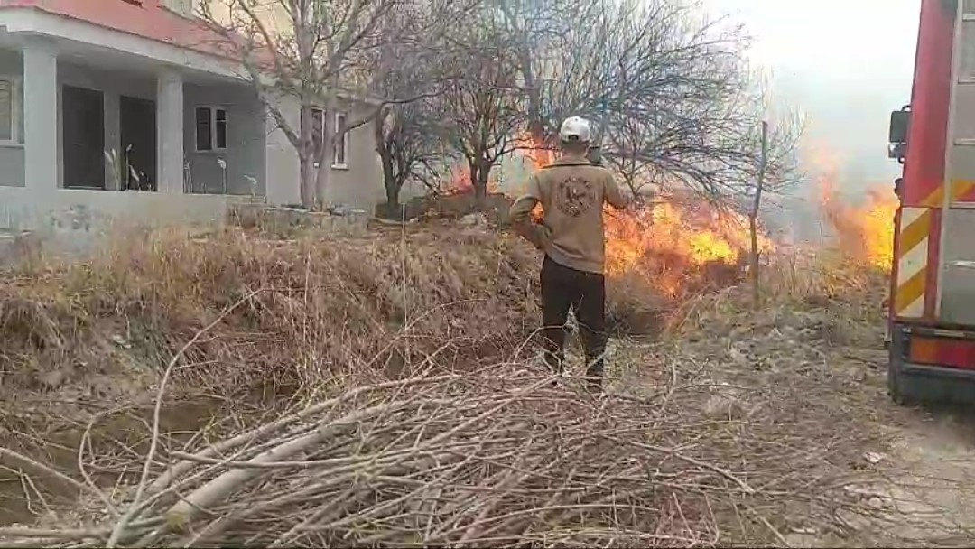 Van’da anız yangını korkuttu