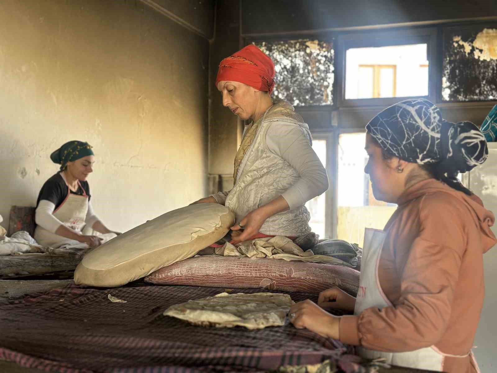 Dağ köyünden çıkıp açtığı fırında tandır ekmeği yaparak patron oldu