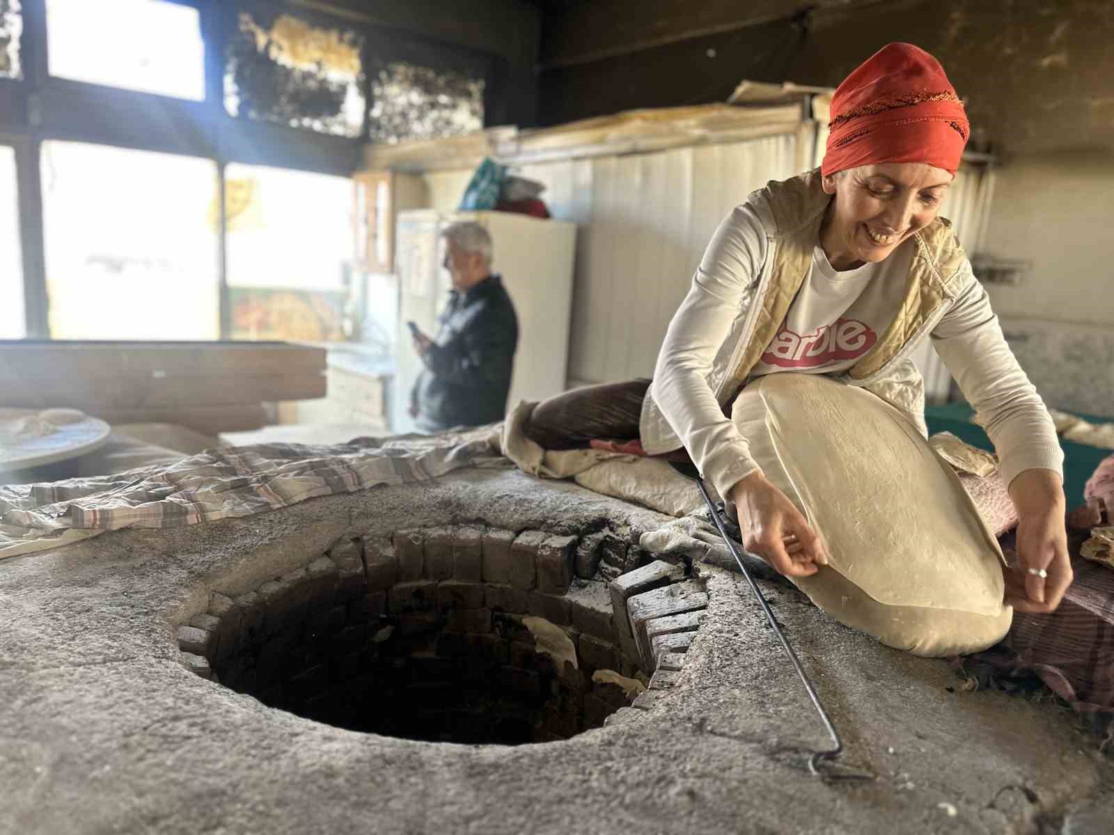 Dağ köyünden çıkıp açtığı fırında tandır ekmeği yaparak patron oldu