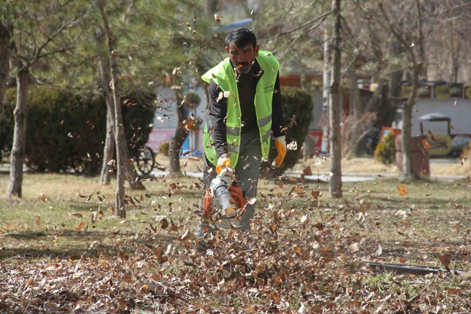 Van’da parklar bahara hazırlanıyor