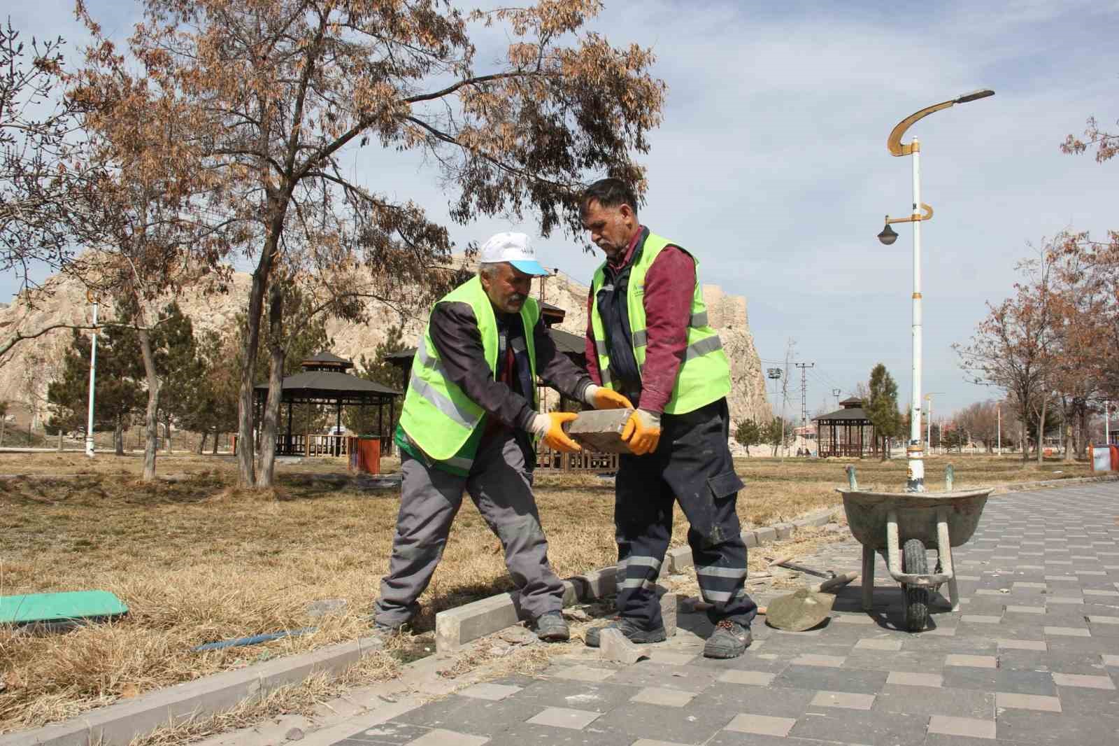 Van’da parklar bahara hazırlanıyor