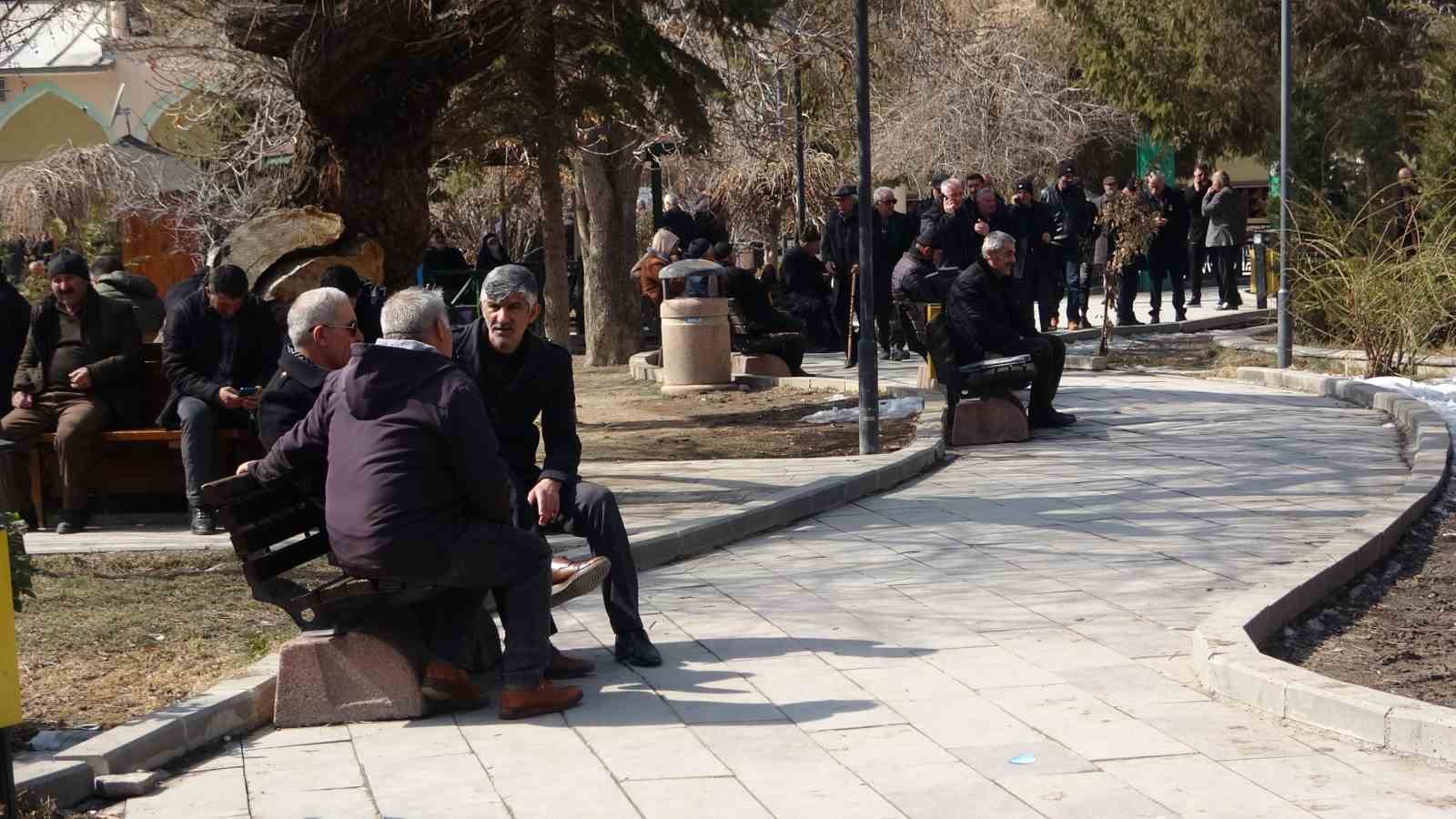 Van’da dondurucu soğuğun ardından vatandaşlar güneşin tadını çıkardı