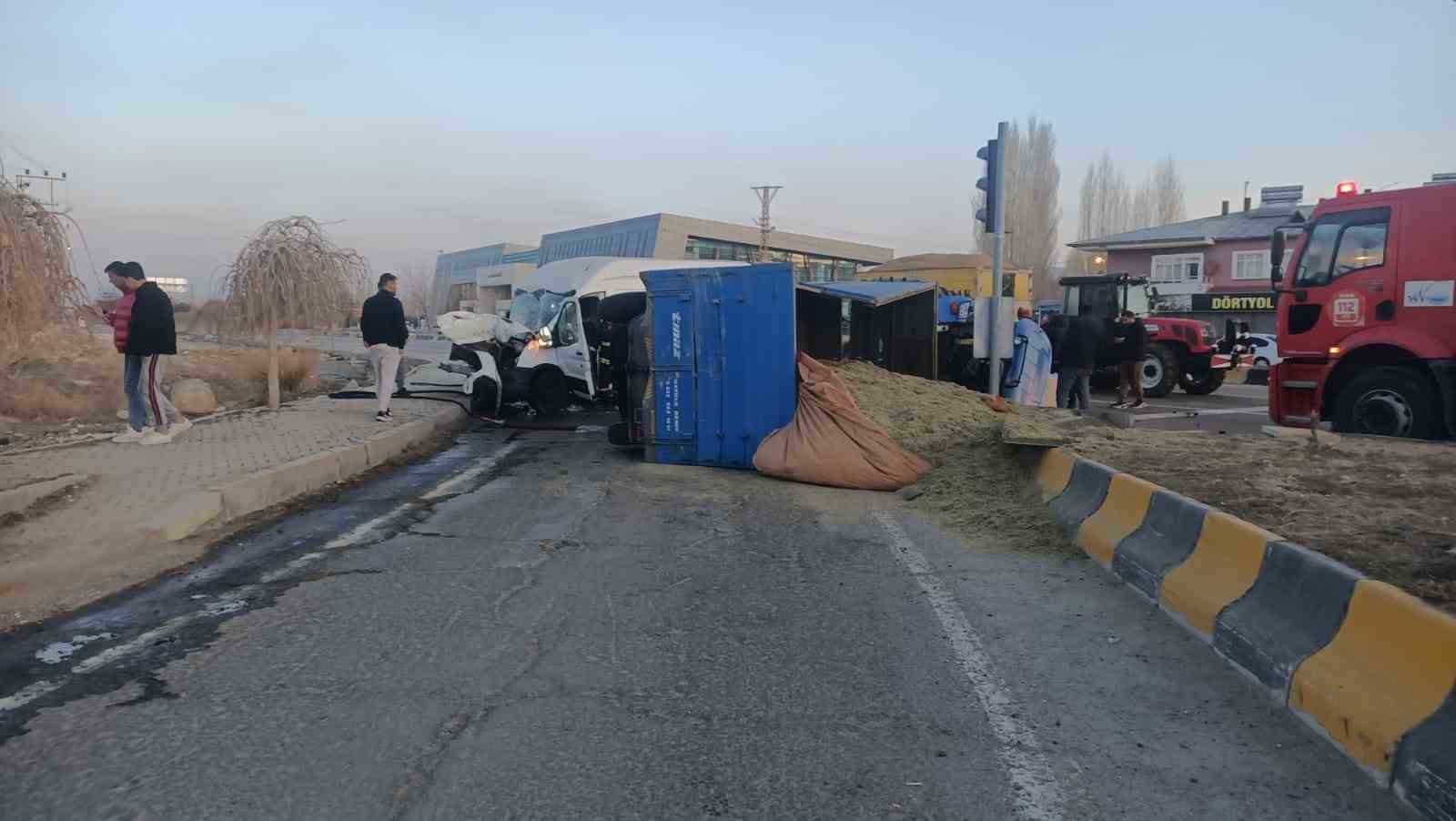 Van’da traktör ile minibüs çarpıştı; 2 yaralı