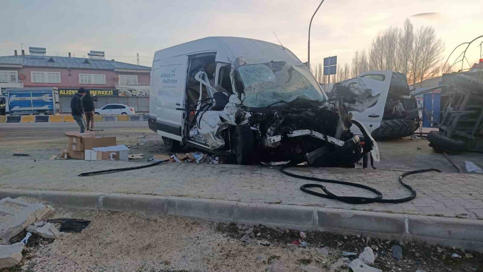 Van’da traktör ile minibüs çarpıştı; 2 yaralı