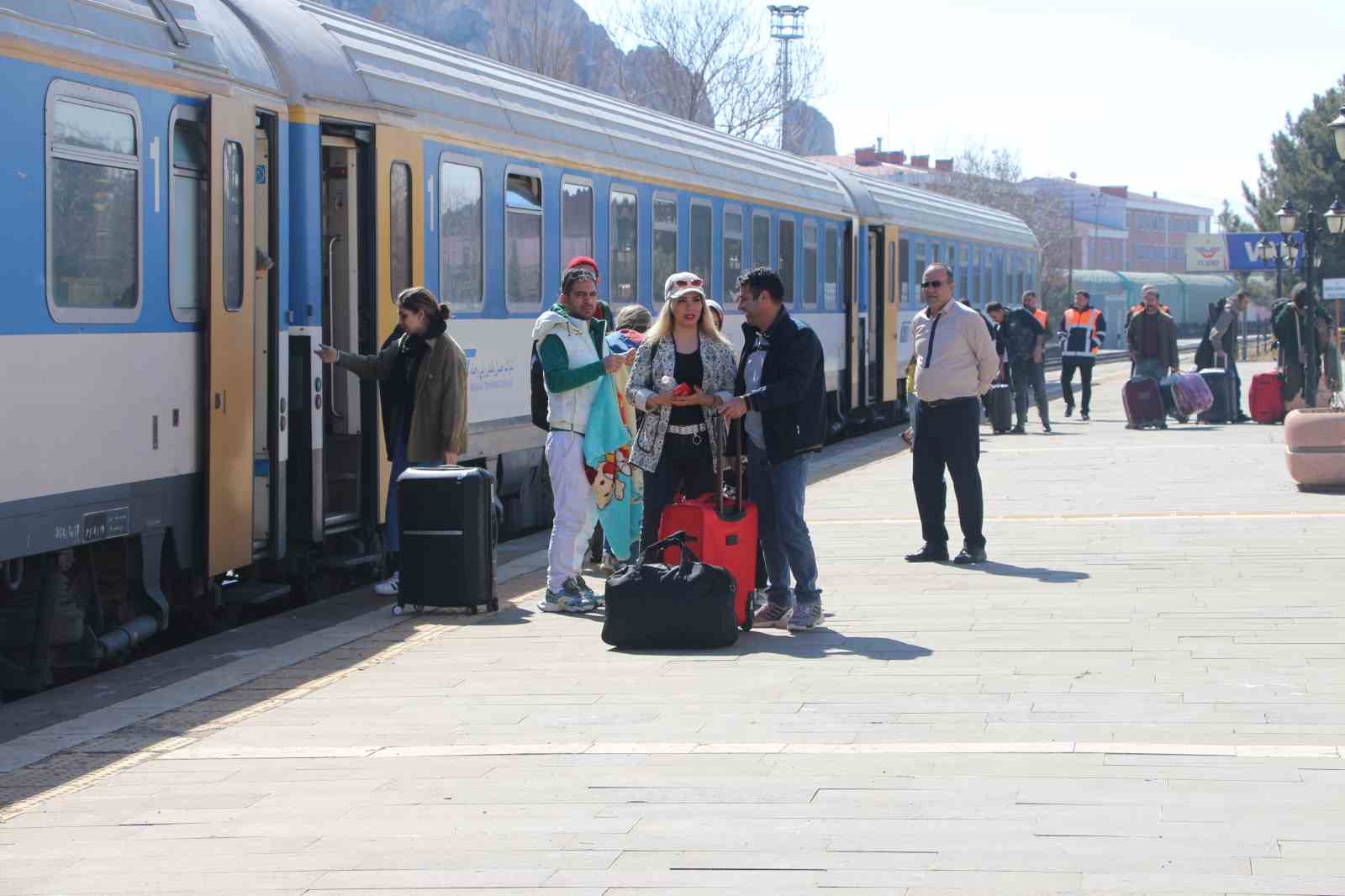 İranlı turistler nevruz için Tahran-Van trenini tercih etti