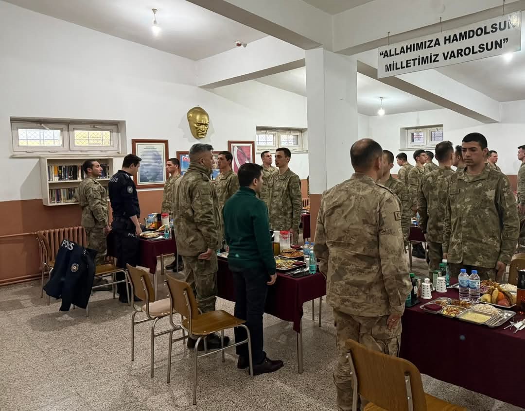 Kaymakam Bulut, sınırda Mehmetçik ile iftar açtı