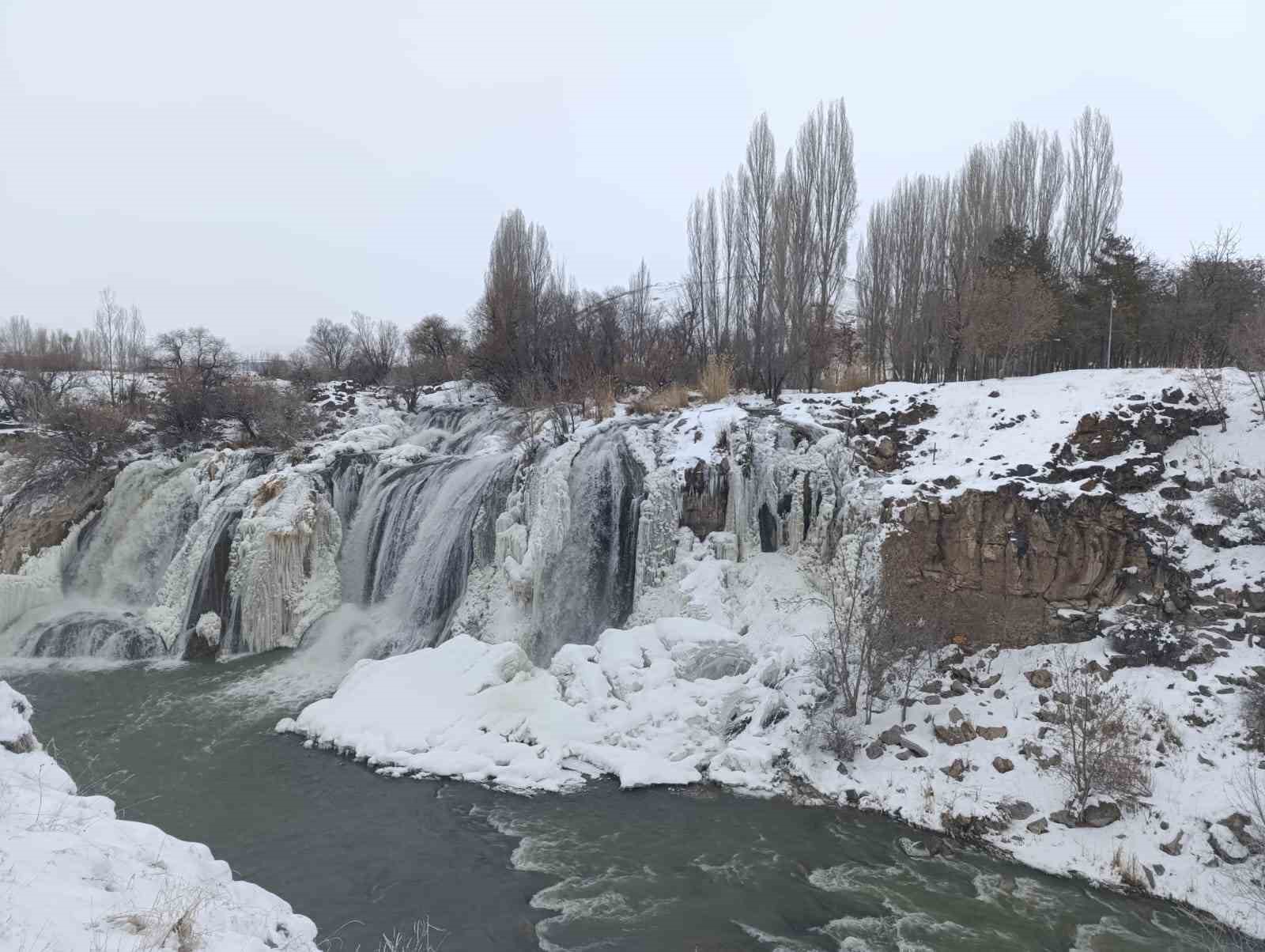 Muradiye Şelalesi beyaz gelinliğini giydi