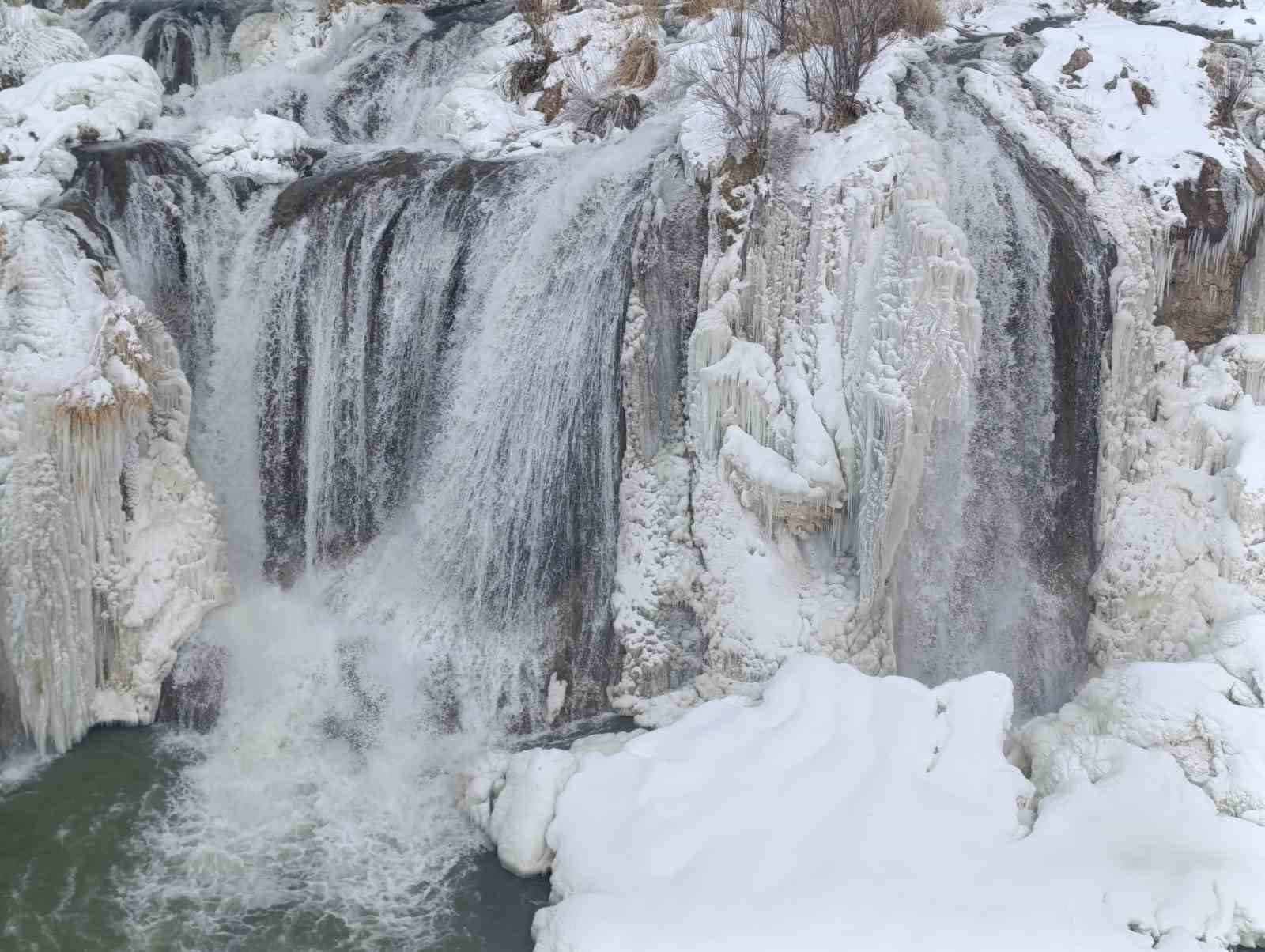 Muradiye Şelalesi beyaz gelinliğini giydi