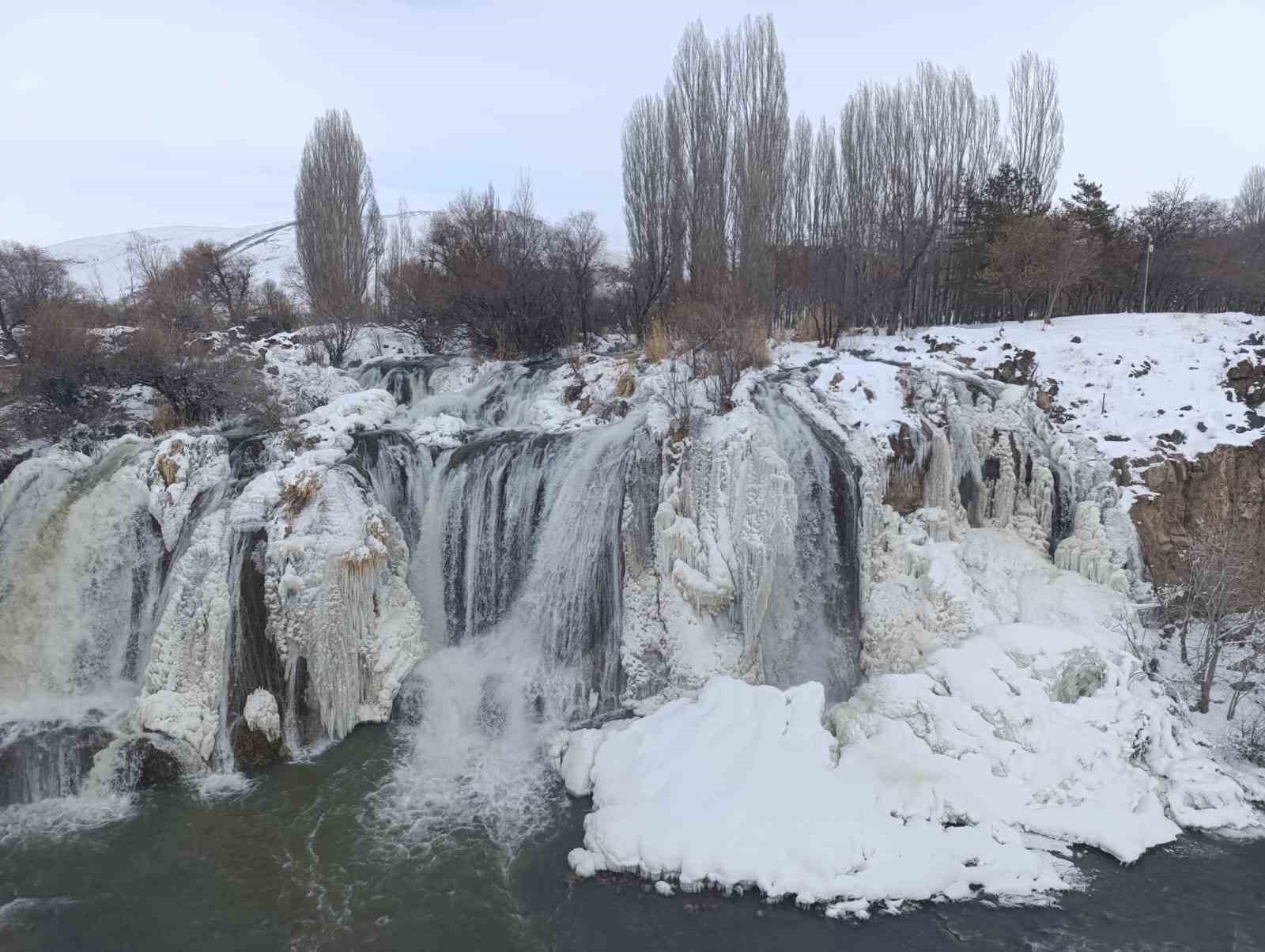 Muradiye Şelalesi beyaz gelinliğini giydi