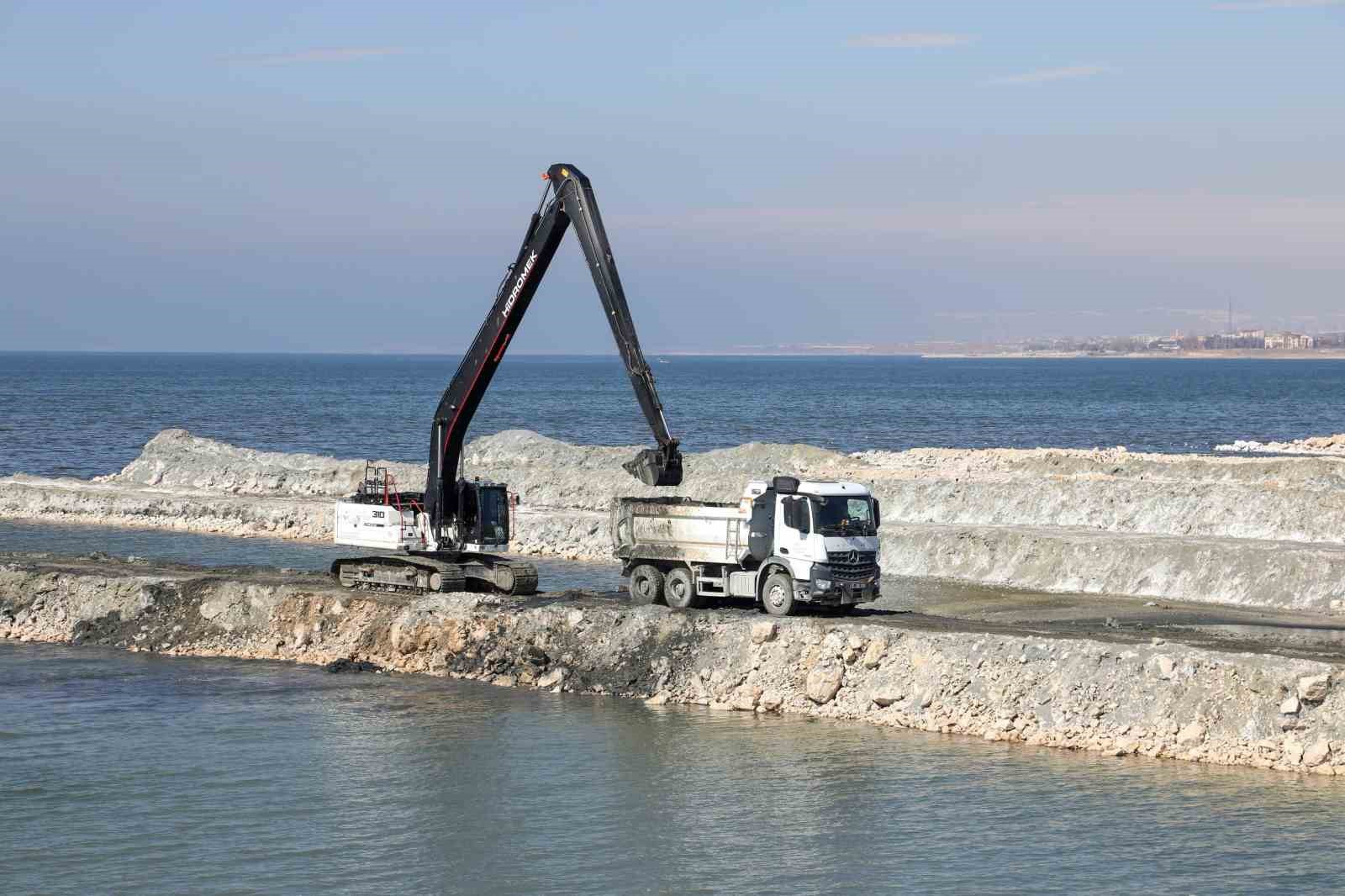 Van Gölü’nde dip çamuru temizliği yeniden başladı