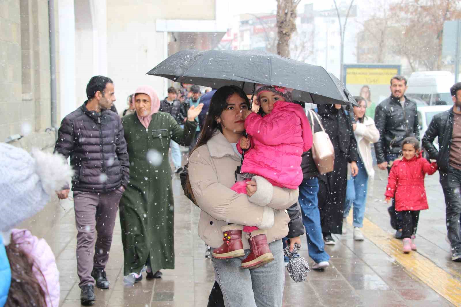 Mart kapıdan baktırdı: Van’a lapa lapa kar yağdı