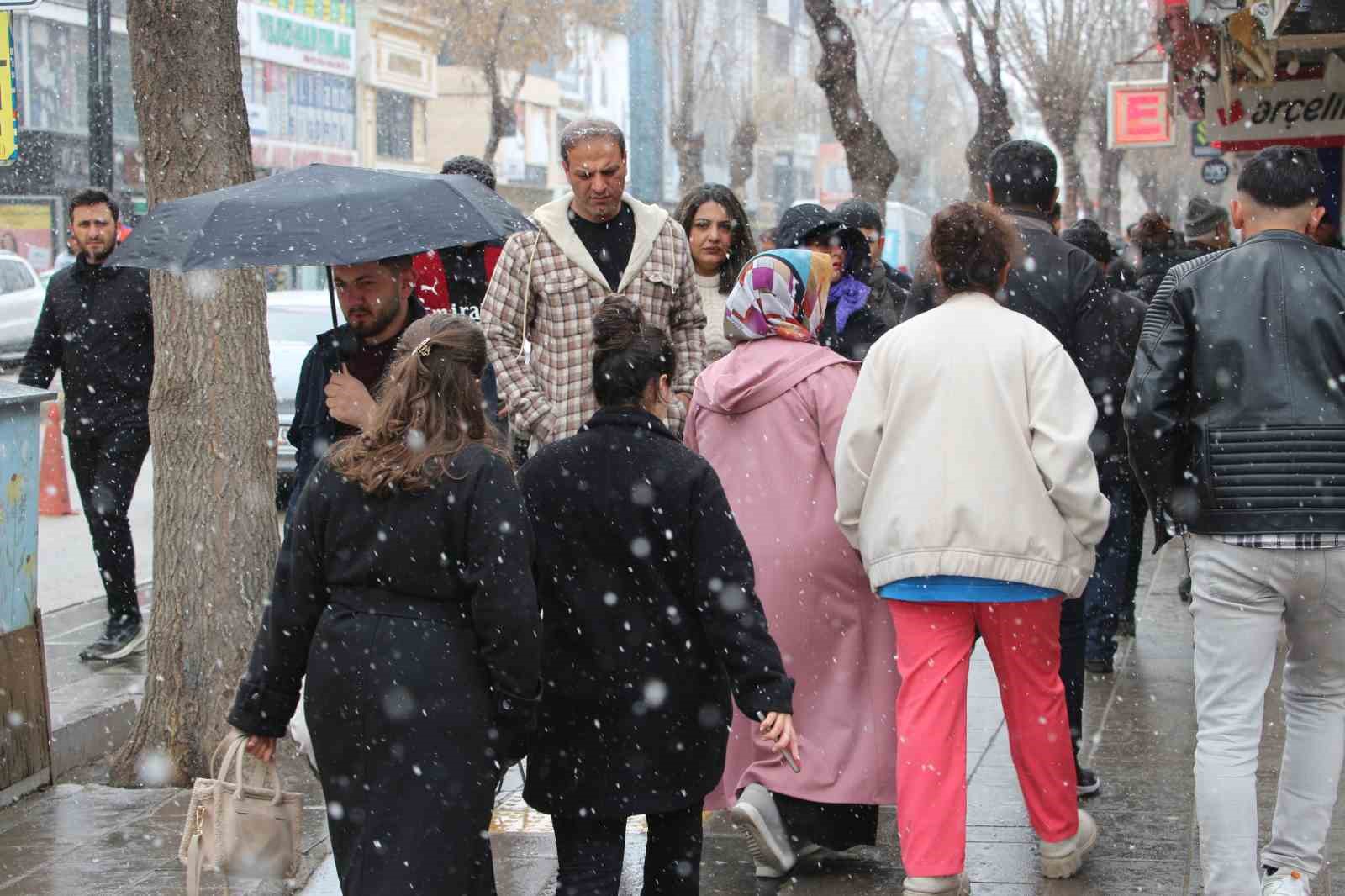 Mart kapıdan baktırdı: Van’a lapa lapa kar yağdı