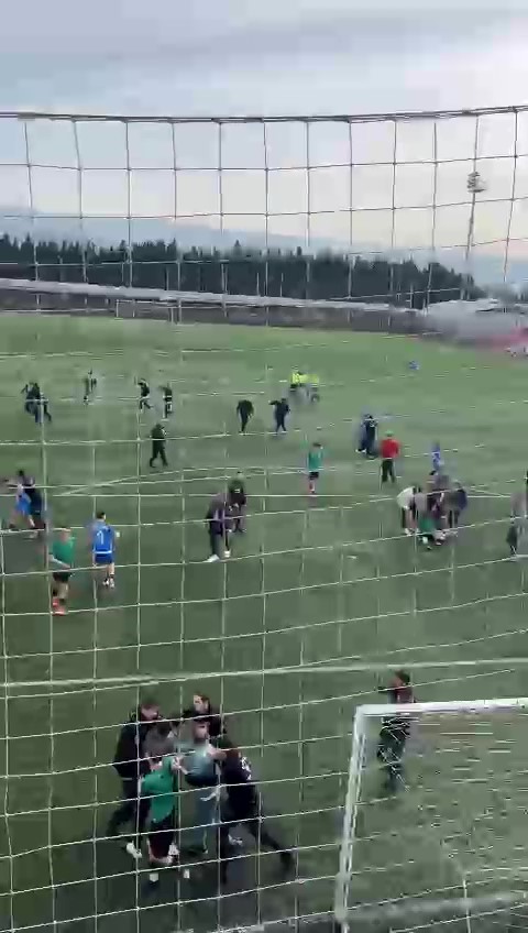 Futbol sahası savaş alanına döndü: Tekmeler havada uçuştu