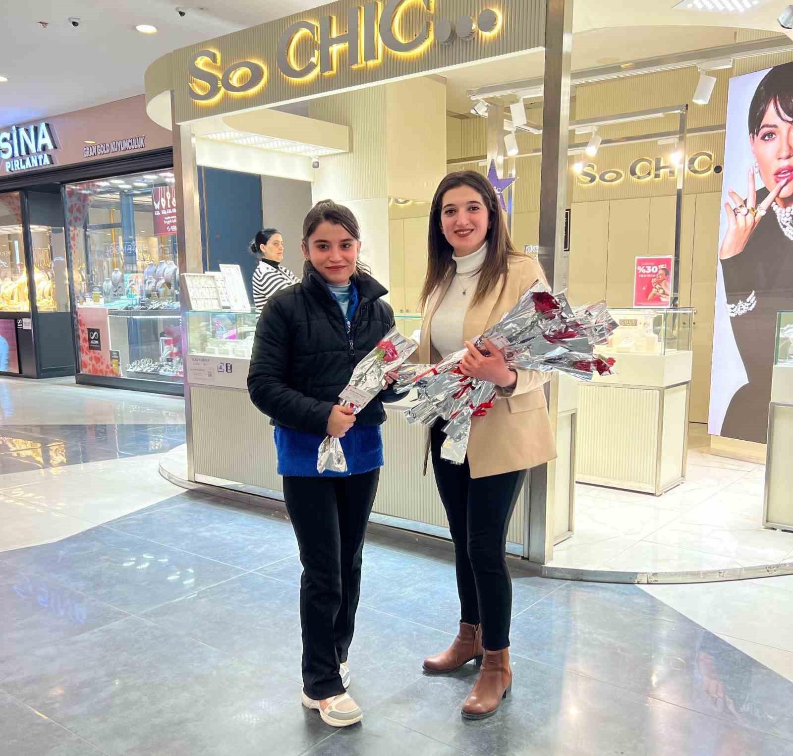 Vanmall’dan kadınlara karanfil