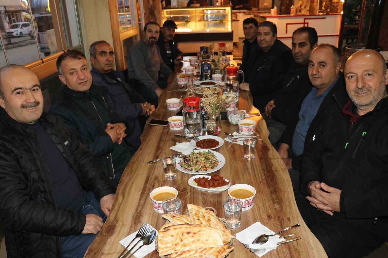 Gevaş Lisesinin mezunları iftarda buluştu