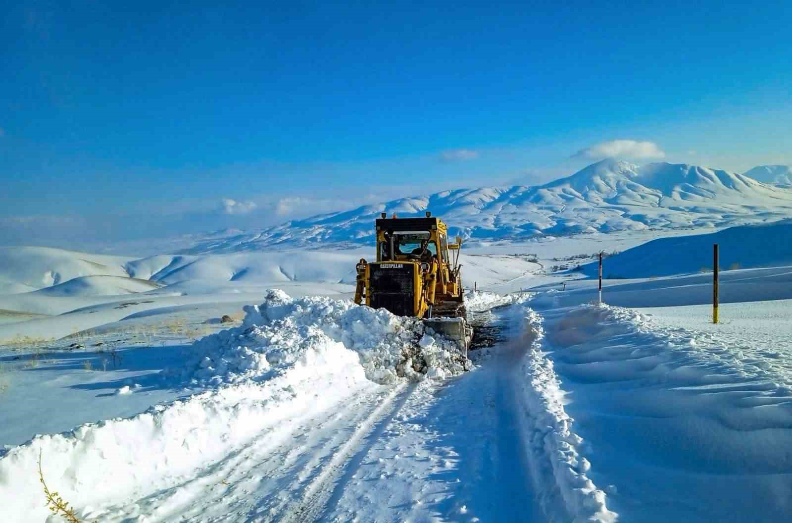 Van’da sınırın sıfır noktasında karla mücadele çalışması