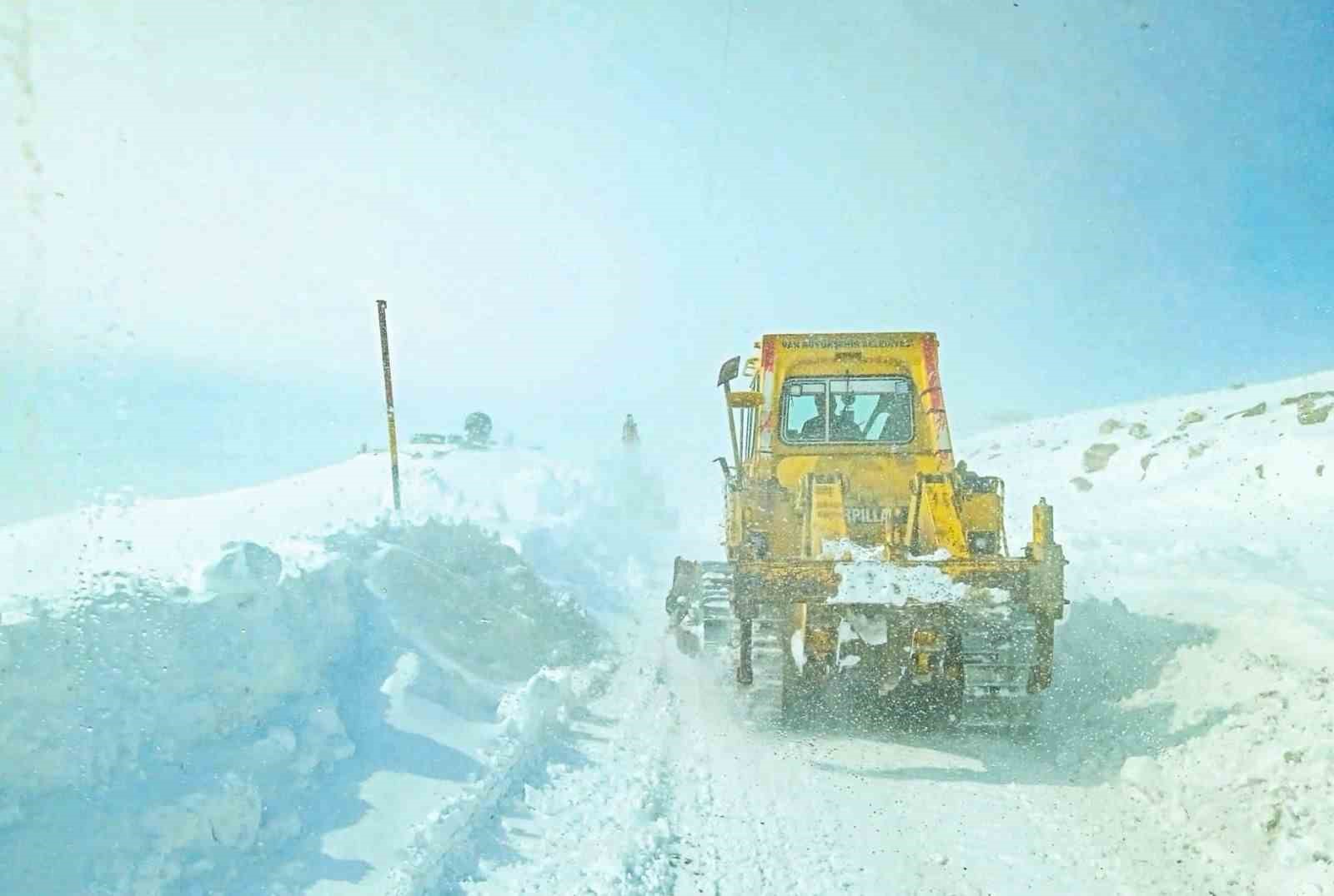 Van’da sınırın sıfır noktasında karla mücadele çalışması