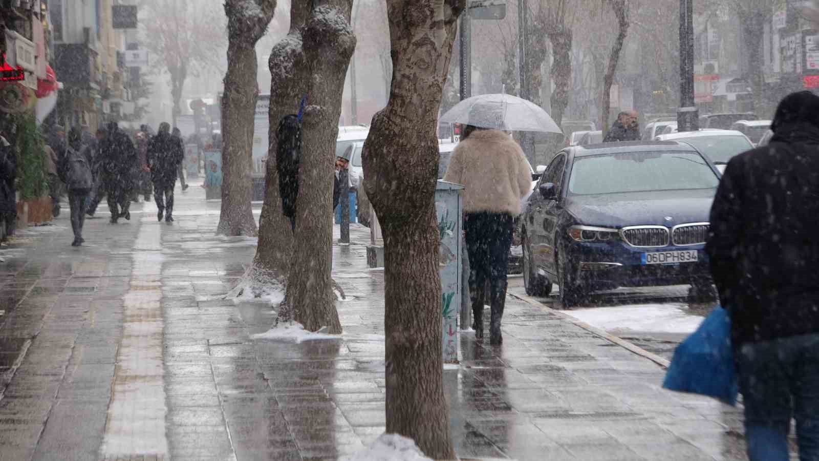 Van’da kar yağışı hayatı olumsuz etkiledi