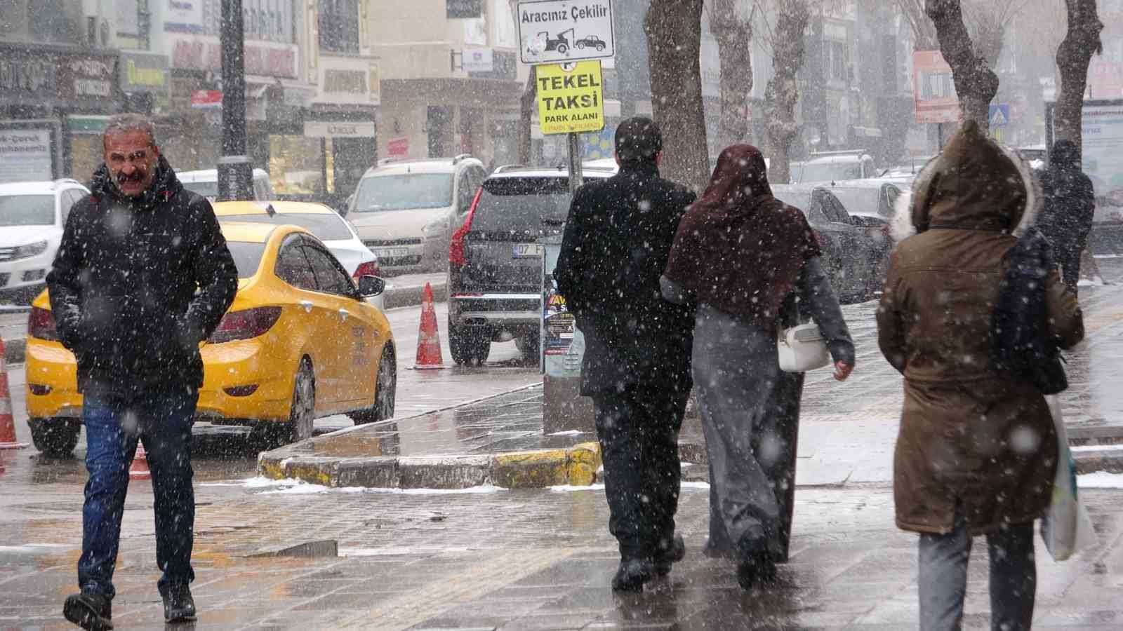 Van’da kar yağışı hayatı olumsuz etkiledi