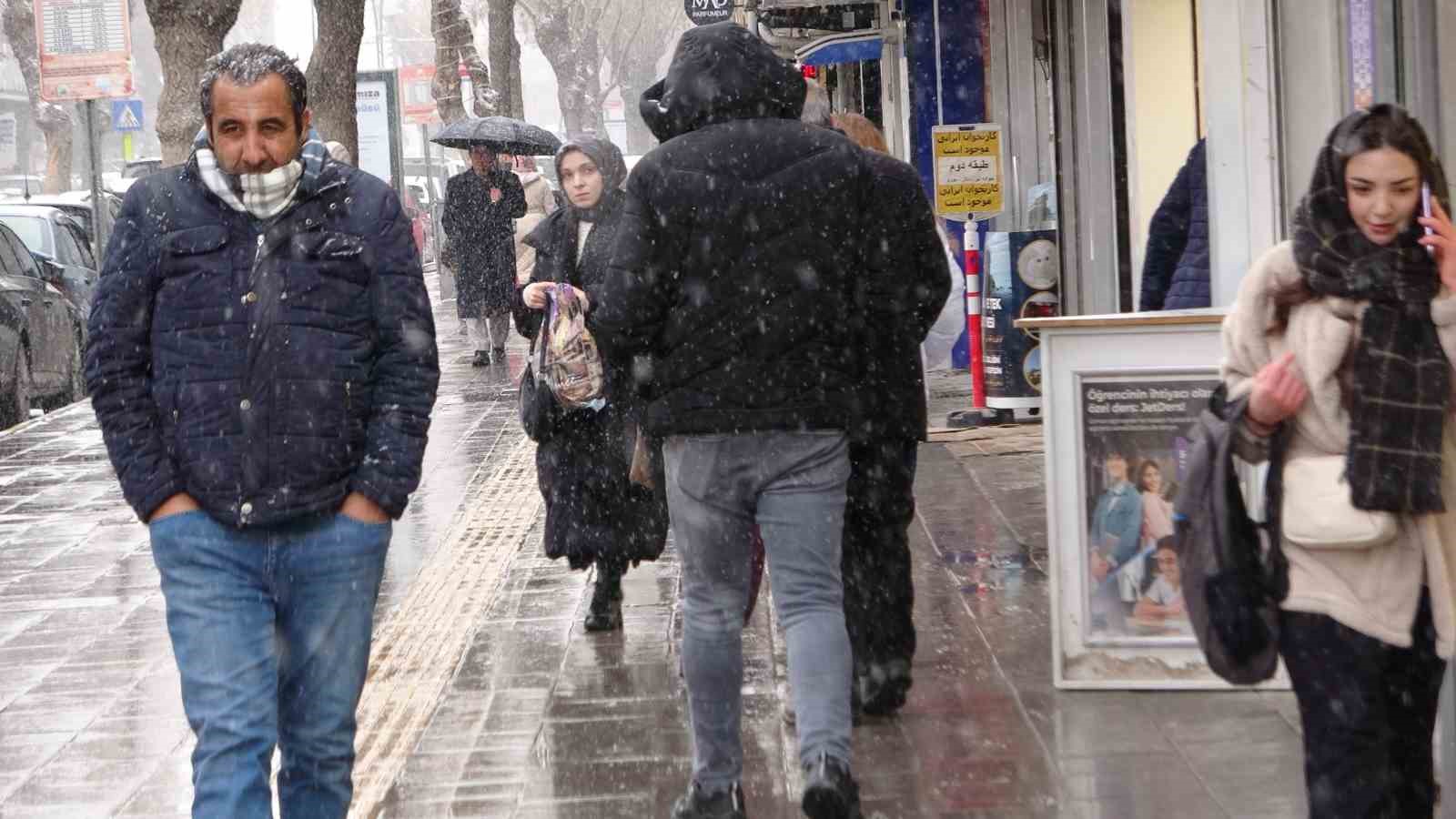 Van’da kar yağışı hayatı olumsuz etkiledi