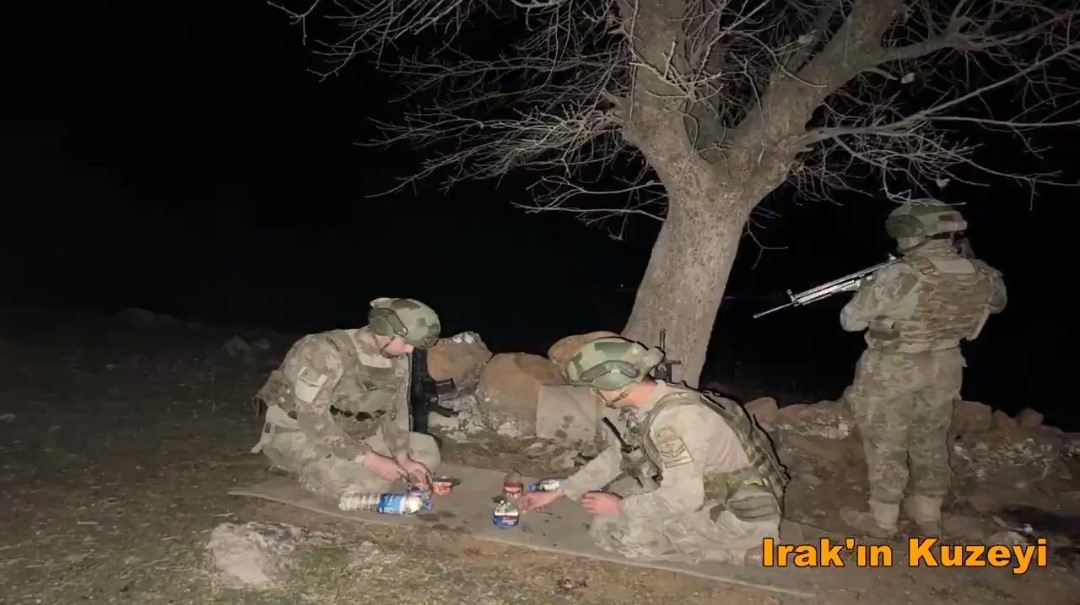 Zor şartlarda görev yapan Mehmetçikten ilk sahur