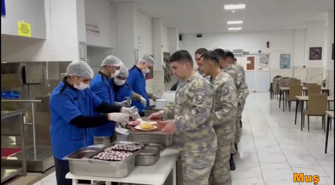 Zor şartlarda görev yapan Mehmetçikten ilk sahur